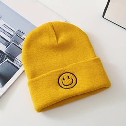 Bild von gelbe Strickmütze mit aufgesticktem Smiley Gesicht